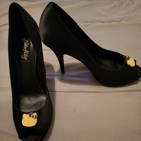 Hello Kitty Heels - Picture 2 of 5